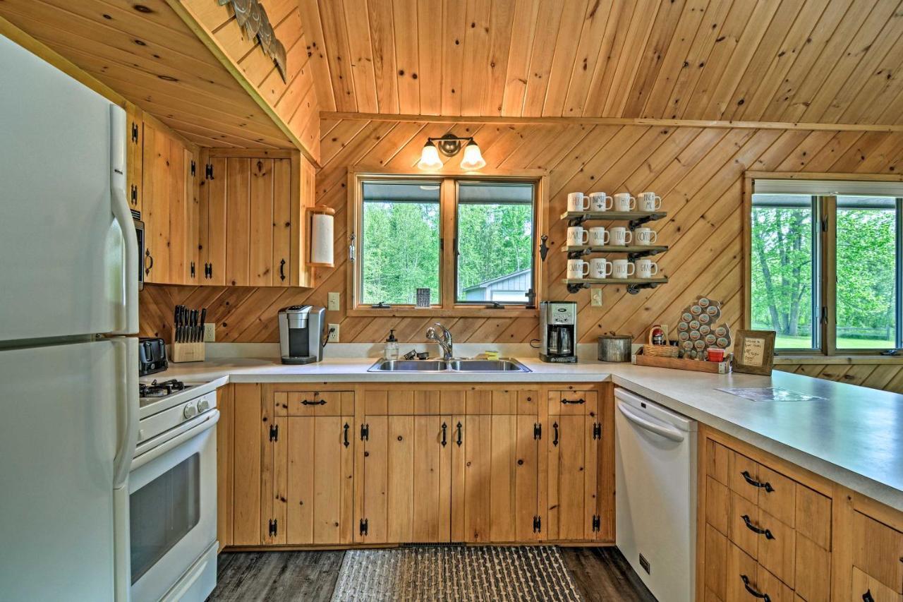 Riverfront Traverse City Cabin Fish, Kayak And Tube Exterior foto