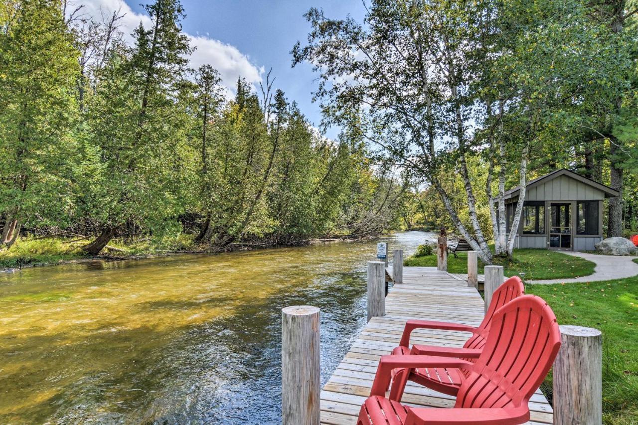 Riverfront Traverse City Cabin Fish, Kayak And Tube Exterior foto
