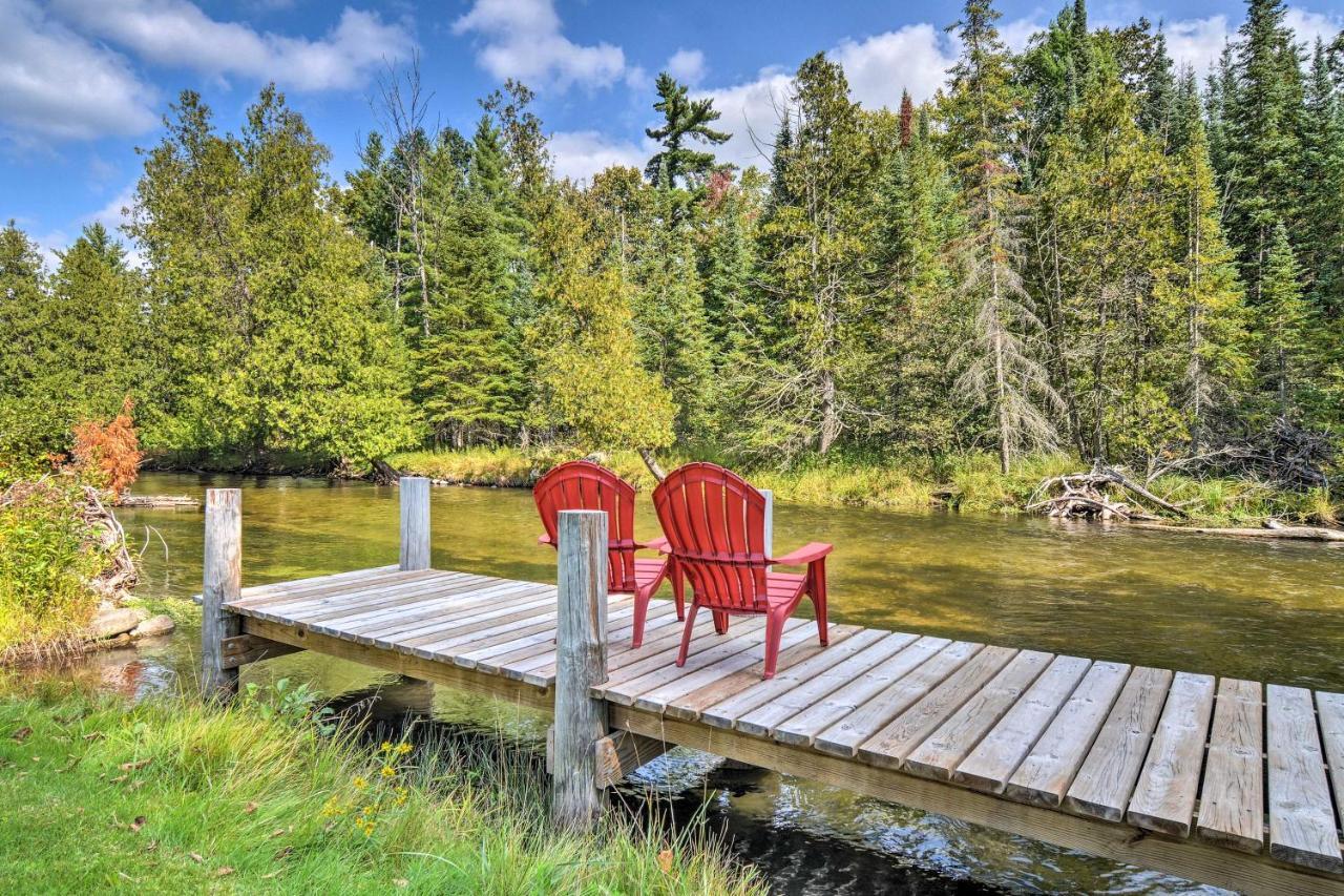 Riverfront Traverse City Cabin Fish, Kayak And Tube Exterior foto