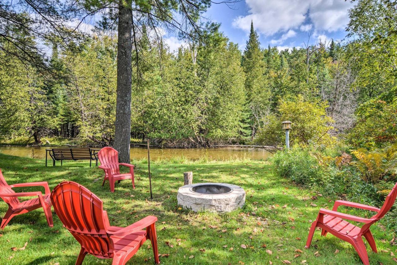 Riverfront Traverse City Cabin Fish, Kayak And Tube Exterior foto